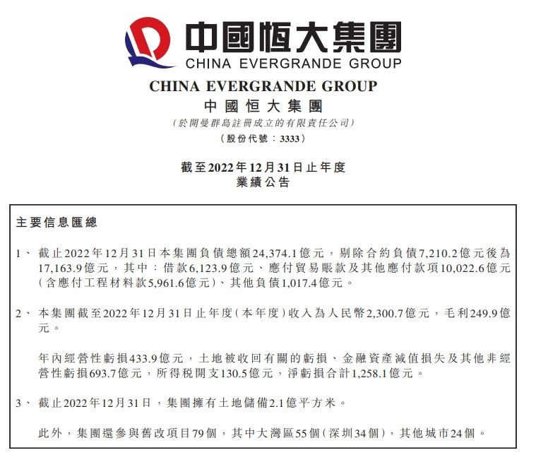 《消失的她》聚焦于一起关于“她”的失踪案件，何非的妻子在结婚周年旅行中突然消失，在他苦寻无果之时，妻子突然现身，可何非却坚称眼前的女人并非自己妻子，随着金牌律师陈麦介入到案件中，更多的谜团也逐渐浮现